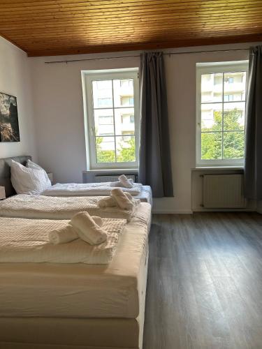 deux lits dans une chambre avec deux fenêtres dans l'établissement Stilvolle Stadtwohnung in Leoben #3, à Leoben