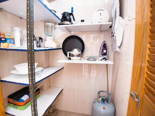 une petite cuisine avec des étagères blanches dans l'établissement Piso capital La Mariposa, à Santa Cruz de Tenerife