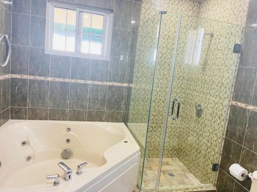 Bilik mandi di Luxury Guesthouse And Rooms The Lagoons