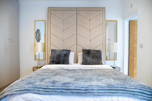 a bedroom with a large bed with two pillows at Perfect Booking Stylish 2 Bed Home In Stockport in Manchester