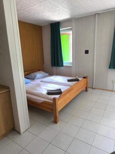 Un dormitorio con una cama grande en una habitación. en Izba 110, en Námestovo