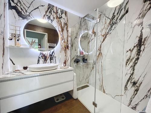 マンドリュー・ラ・ナプールにあるRésidence Ile O Vertの洗面台と鏡のあるバスルーム