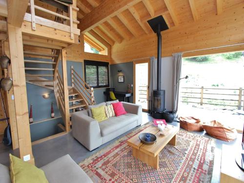 RiddesにあるChalet in La Tzoumaz near Ski Slopesのソファとテーブルのあるリビングルーム