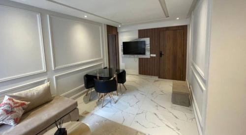 OcéanにあるCharming 2-Room Apartment in Heart of Rabatのソファとテレビのあるリビングルーム