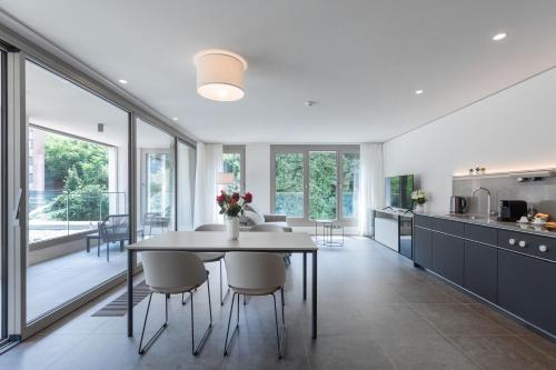 a kitchen and dining room with a table and chairs at Residenza Du Lac in Paradiso