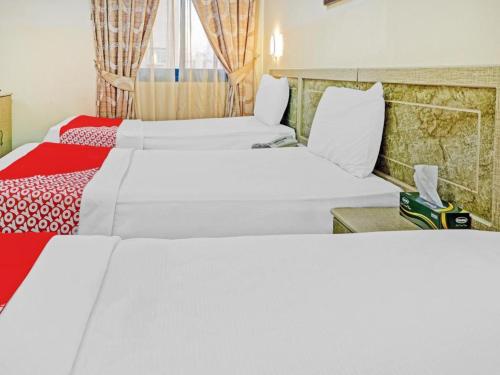 eine Reihe von drei Betten in einem Hotelzimmer in der Unterkunft Al Arraf Hotel in Dubai