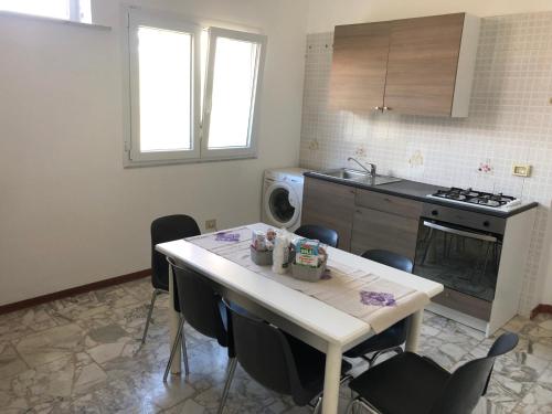 a kitchen with a table and chairs in a room at Casa La Lavanda in Nicosia
