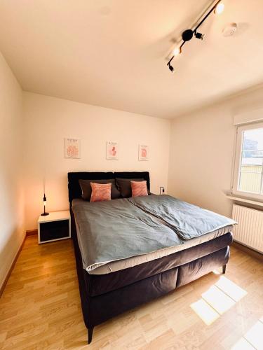 a bedroom with a large bed and a window at Pfalzliebe Ferienwohnung Emilia in Dahn