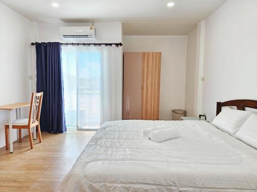 Ένα ή περισσότερα κρεβάτια σε δωμάτιο στο Baan Ava บ้านพักเชียงราย