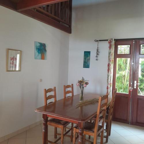 トロワ・リヴィエールにあるLa belle créoleの木製のテーブルと椅子のあるダイニングルーム