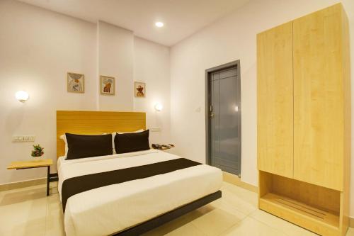 a bedroom with a large bed in a room at Super Collection O Casa Grand Hotels Nacharam in Hyderabad
