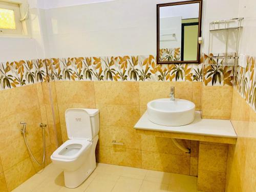 een badkamer met toilet en wastafel bij New Mango Villa in Matara