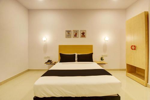 a bedroom with a large bed in a room at Super Collection O Casa Grand Hotels Nacharam in Hyderabad
