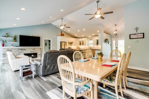Televisyen dan/atau pusat hiburan di 4 Mi to Dtwn Ohio River Valley Home with Deck!
