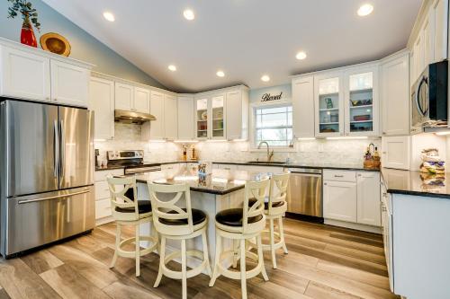 Dapur atau dapur kecil di 4 Mi to Dtwn Ohio River Valley Home with Deck!