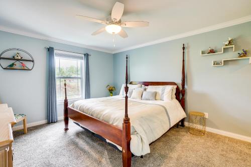 Katil atau katil-katil dalam bilik di 4 Mi to Dtwn Ohio River Valley Home with Deck!
