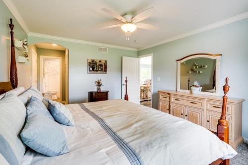 Katil atau katil-katil dalam bilik di 4 Mi to Dtwn Ohio River Valley Home with Deck!
