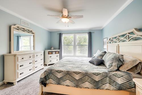 Katil atau katil-katil dalam bilik di 4 Mi to Dtwn Ohio River Valley Home with Deck!