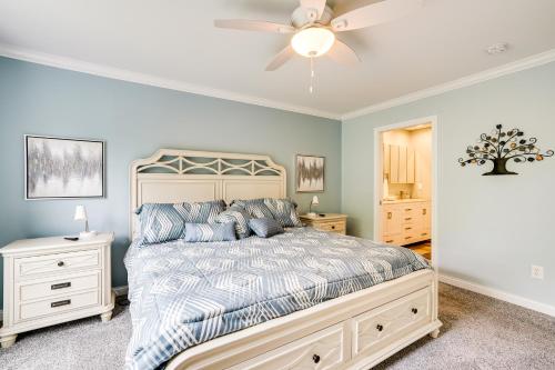 Katil atau katil-katil dalam bilik di 4 Mi to Dtwn Ohio River Valley Home with Deck!