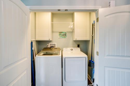 Dapur atau dapur kecil di 4 Mi to Dtwn Ohio River Valley Home with Deck!