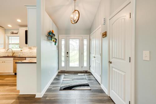 Gambar di galeri bagi 4 Mi to Dtwn Ohio River Valley Home with Deck! di Aurora
