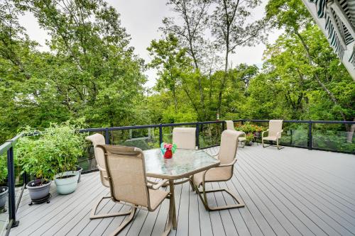Balkoni atau teres di 4 Mi to Dtwn Ohio River Valley Home with Deck!