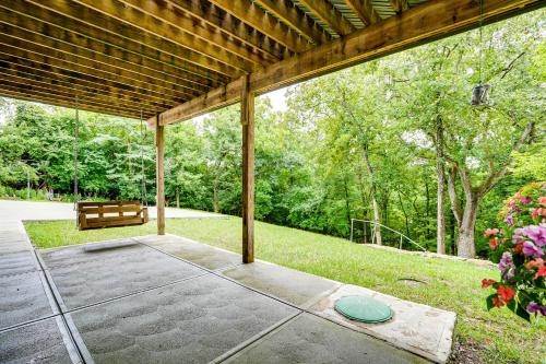 Taman di luar 4 Mi to Dtwn Ohio River Valley Home with Deck!