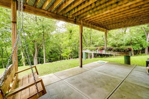 Taman di luar 4 Mi to Dtwn Ohio River Valley Home with Deck!