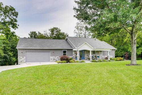 Taman di luar 4 Mi to Dtwn Ohio River Valley Home with Deck!