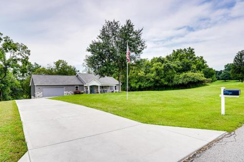 Taman di luar 4 Mi to Dtwn Ohio River Valley Home with Deck!
