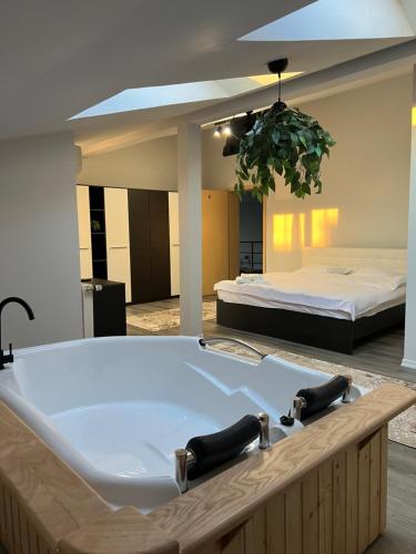 Кровать или кровати в номере Nesto Rooms