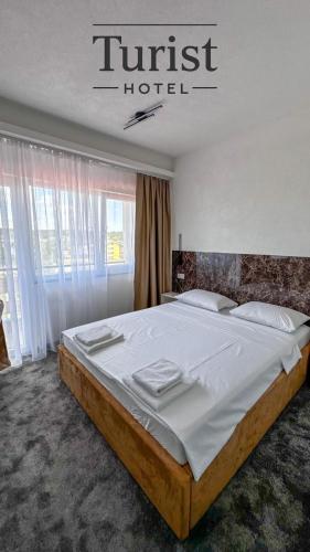 Postel nebo postele na pokoji v ubytování Hotel Turist