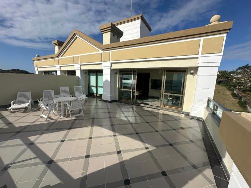 Un balcón o terraza de Golfinhos Apart Hotel