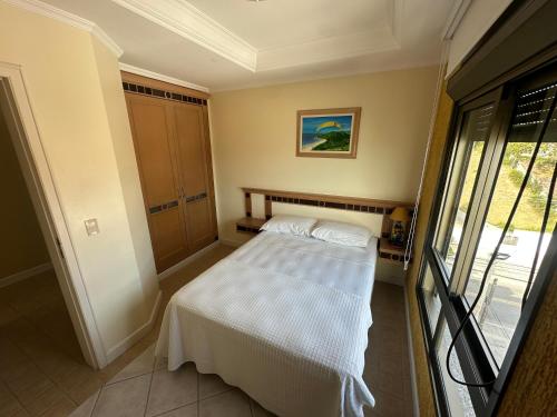 Cama o camas de una habitación en Golfinhos Apart Hotel