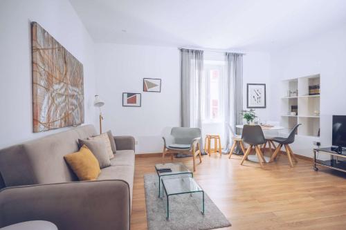 una sala de estar con un sofá y una mesa en 2-BR Gem in Gibraltar's Heart, en Gibraltar