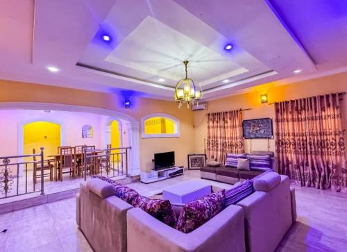 sala de estar amplia con sofá y chimenea en Revolution Apartment Lemode Kobape abk, en Abeokuta