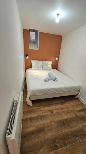 a small bedroom with a bed and a radiator at Le panier à vos pieds in Marseille