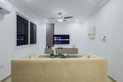 Una televisión o centro de entretenimiento en Imperial Eminence