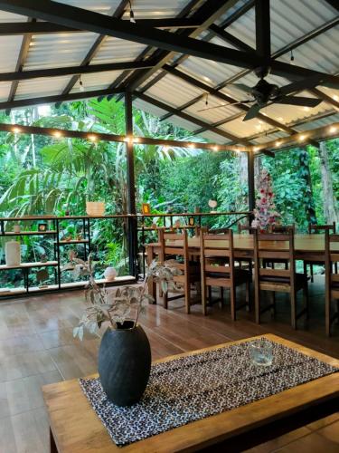 Finca Ardilla Jungle Lodgeにあるレストランまたは飲食店