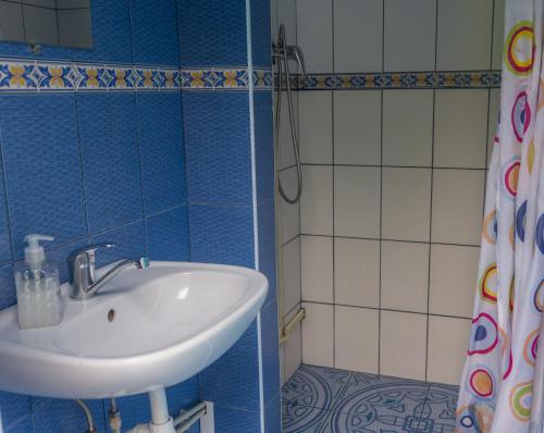uma casa de banho com um lavatório e um chuveiro em Poilsio nameliai Jūros 67 em Šventoji