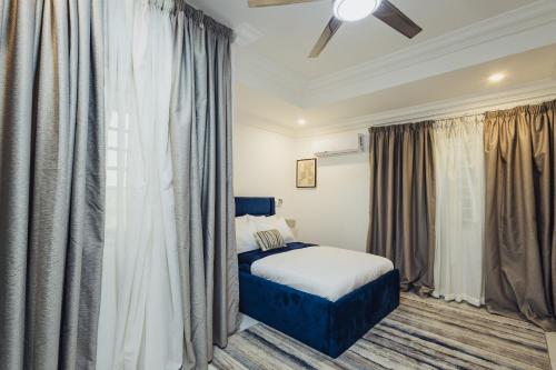 Una cama o camas en una habitación de Imperial Eminence