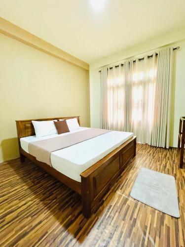 a bedroom with a large bed and a window at Yemi Bungalow Ella in Ella