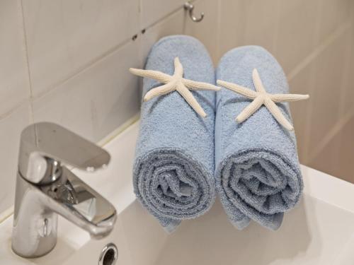 two towels on a sink with two starfish on them at Cozy Escape Near the Baltic in Gingst