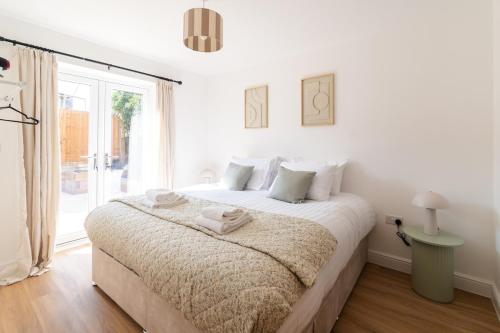 Ένα ή περισσότερα κρεβάτια σε δωμάτιο στο Modern 2-Bedroom Apartment in Prime Location # 1