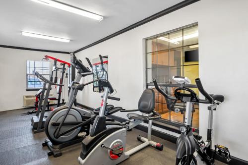 Americas Best Value Inn Midlothianにあるフィットネスセンターまたはフィットネス設備