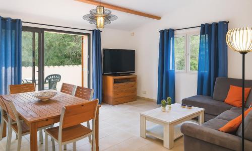 TV a/nebo společenská místnost v ubytování Locations "ChezChristine Pianelli" à Porto-Vecchio