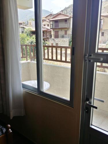 Un balcón o terraza en Minaides Hotel