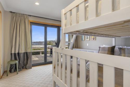 Giường trong phòng chung tại Harvey Lake House - stylish comfort with outdoor deck and lake views