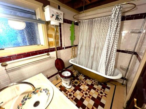 肯图巴Cottage on Cliff sunset, relaxing and warm的带浴缸、水槽和窗户的浴室