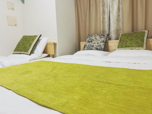 Una cama o camas en una habitación de Shinjuku city西新宿